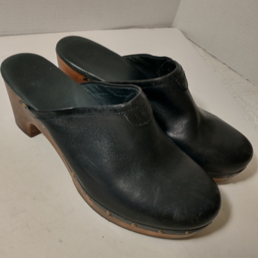 UGG Women’s Black Leather Slip-On Studded Abbie Clogs Size 9 Heeled‎ Fur Lined